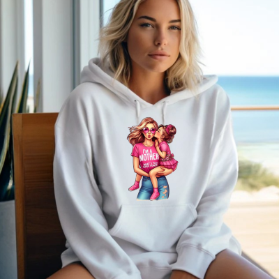 Sweatshirt branca com estampa colorida de mãe e filha e texto I'M A MOTHER SO WHAT'S YOUR SUPERPOWER