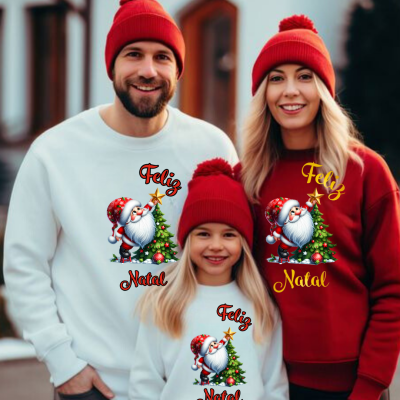 Família vestindo gorros vermelhos e camisolas natalícias brancas e vermelhas com desenho de Papai Noel e texto 'Feliz Natal'