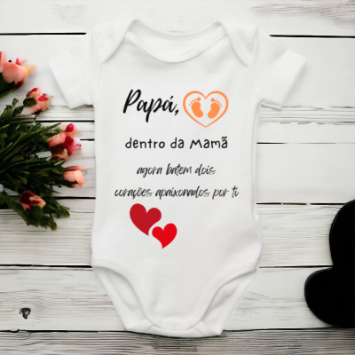 Body branco para bebé com texto e desenhos de corações e pés de bebé