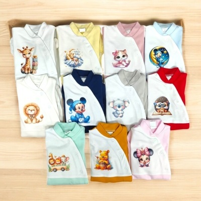 Conjunto de 11 peças de roupa de bebé com desenhos de animais e personagens em várias cores sobre madeira clara