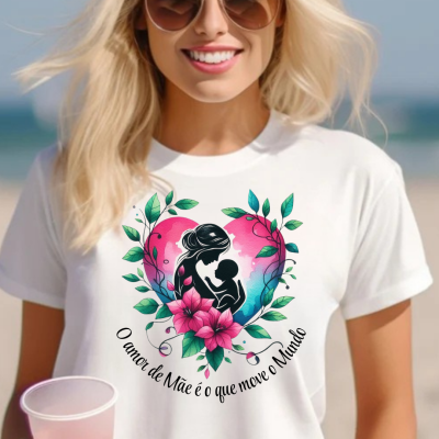 Mulher loira com óculos de sol usando t-shirt branca com estampa colorida de mãe e filho dentro de coração e texto em português.