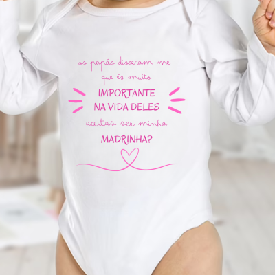 Body branco para bebé com texto rosa sobre ser madrinha