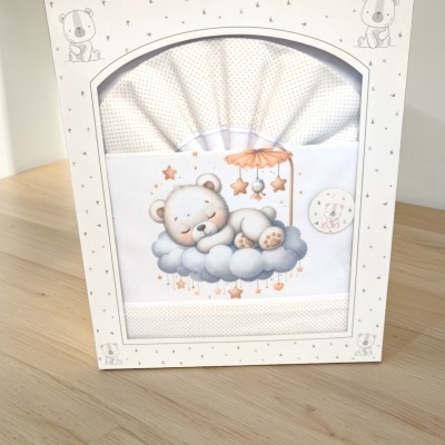 Conjunto roupa bebé branco com urso a dormir na nuvem em caixa branca com estrelas e ursos.