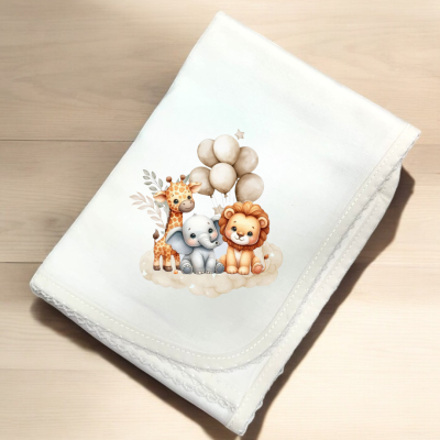 Fralda branca com estampa de animais e balões sobre fundo de nuvem.