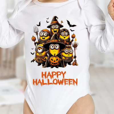 Body de bebé branco com personagens estilo Minions fantasiados de Halloween e texto 'HAPPY HALLOWEEN'.