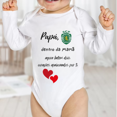 Body branco de bebé manga comprida com texto e logo SCP