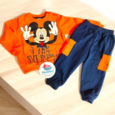 Conjunto infantil com camisola laranja do Mickey Mouse e calças azuis com detalhes laranja