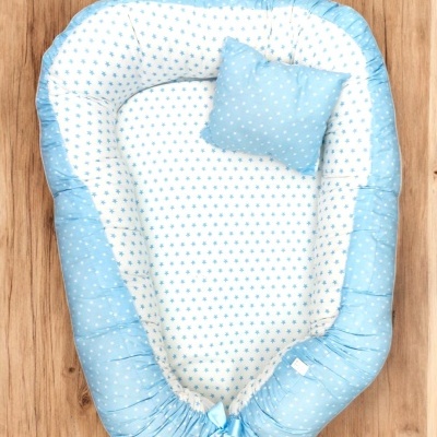 Ninho para bebé azul e branco com estrelas azuis