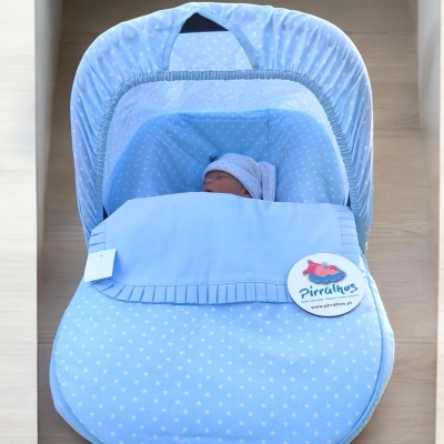 Ovo para bebé azul claro com padrões de estrelas brancas e etiqueta Pirralhos