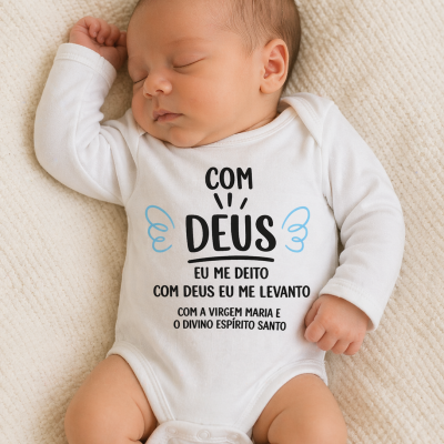 Body de bebé branco com texto religioso impresso, bebé adormecido deitado numa manta bege.