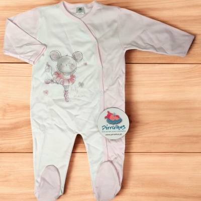 Macacão de bebé rosa com estampa de ratinha e etiqueta Pirralhos