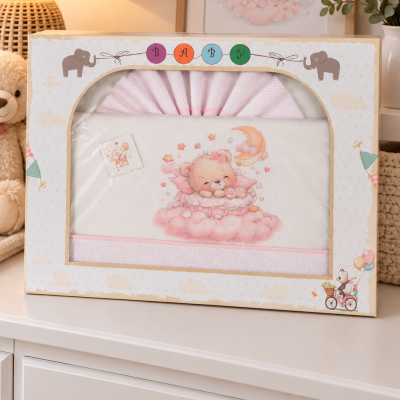 Conjunto roupa de cama para bebé branco com ursinho rosa e nuvens em embalagem decorada