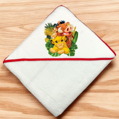 Toalha branca com capuz e personagens do Rei Leão bordados