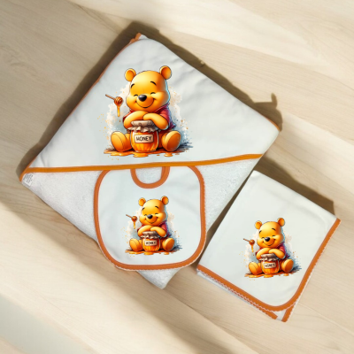 Conjunto de toalha, babete e fralda com imagem do ursinho Winnie the Pooh e pote de mel