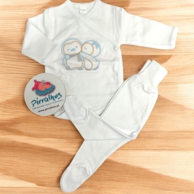 Conjunto de bebé branco com pinguins bordados e etiqueta redonda Pirralhos