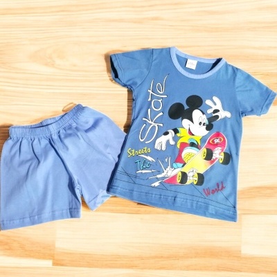 Conjunto infantil azul com t-shirt do Mickey Mouse em skate e calções azuis