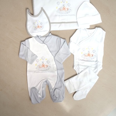 Conjunto de roupa de bebé com estampado de bebé dormindo em nuvem e texto A minha primeira roupinha.