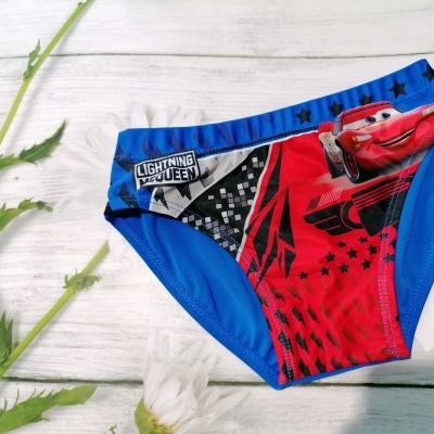 Cueca de banho infantil azul e vermelha com Lightning McQueen