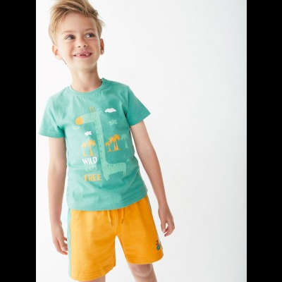 Menino com t-shirt verde água estampada e calções amarelos