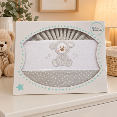 Conjunto roupa cama bebé cinzento branco com ursinho bordado em caixa branca decorada.