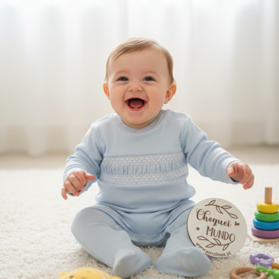 Bebé vestido de azul sentado num tapete com brinquedos coloridos e disco de madeira com texto