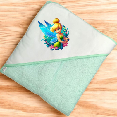 Toalha de bebé verde claro com capuz branco e estampa da fada Sininho.