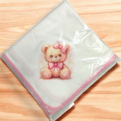 Lenço branco com estampa de ursinho e borda rosa