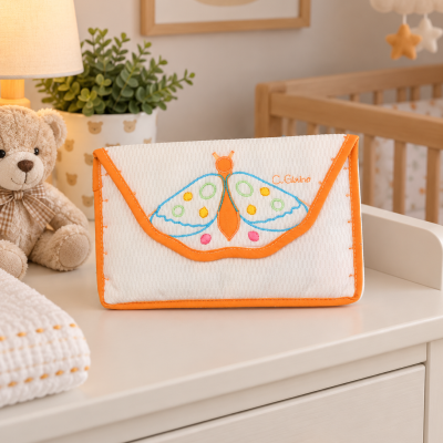 Bolsa para bebé branca com bordado de borboleta colorida e contornos laranja