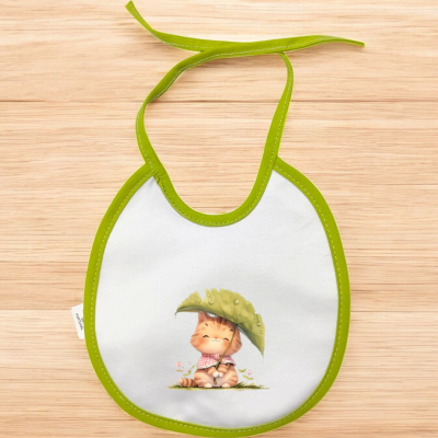 Babete branco com bordas verdes e desenho de gato com folha