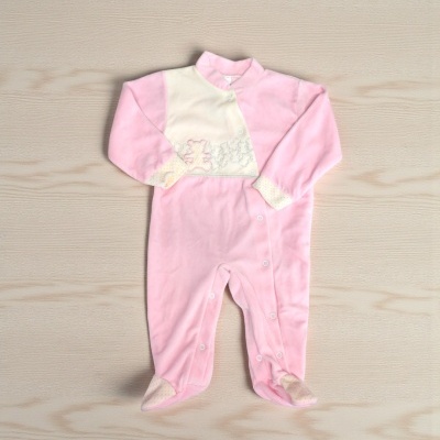 Pijama de bebé rosa com detalhes creme e bordados