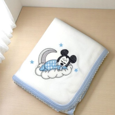 Manta branca para bebé com bordado de rato a dormir e borda azul