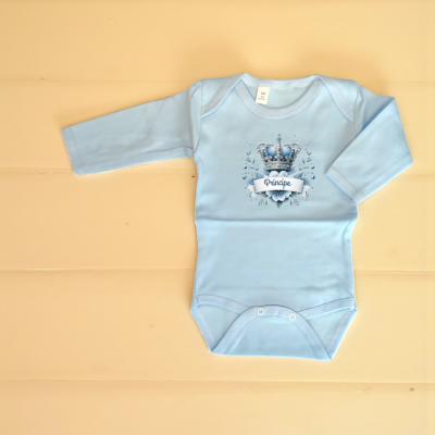 Body azul claro para bebé com estampado de coroa e texto Príncipe