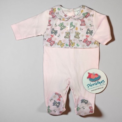 Macacão de bebé rosa claro com padrão de ursinhos coloridos e selo da marca Pirralhos