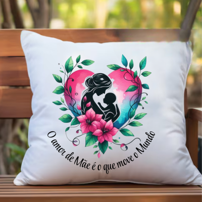 Almofada branca com estampa de mãe e filho dentro de coração colorido e texto em português.