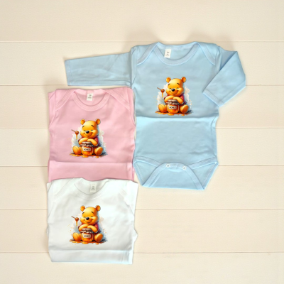 Bodies de bebé azul, rosa e branco com estampa do Ursinho Pooh e pote de mel HONEY