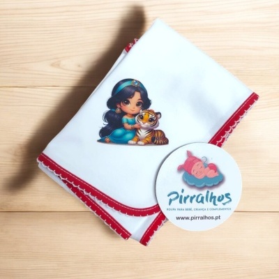 Fralda branca com personagem e borda vermelha e etiqueta redonda da marca Pirralhos
