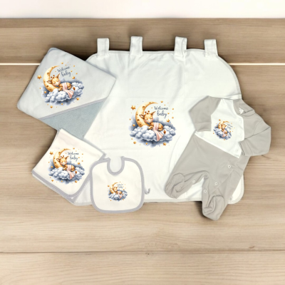 Conjunto de roupa de bebé e acessórios com estampado de ursinho e texto 'Welcome baby' em fundo cinzento e branco.