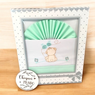 Conjunto roupa bebé verde e branca com bordado de urso em caixa decorada