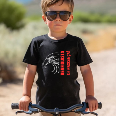 Criança com camiseta preta e óculos escuros segurando bicicleta ao ar livre