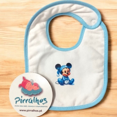 Babete de bebé branco com borda azul e Mickey Mouse azul, etiqueta da marca Pirralhos