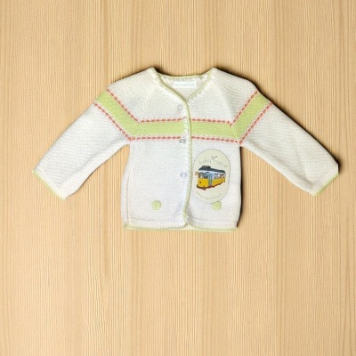 Casaco de bebê branco com riscas verdes e vermelhas e desenho de elétrico amarelo