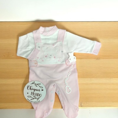 Macacão de bebé rosa com camisola branca e figura bordada de urso