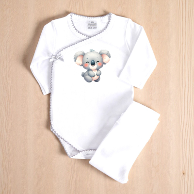 Body branco de bebé com desenho de coala cinzento e calças brancas