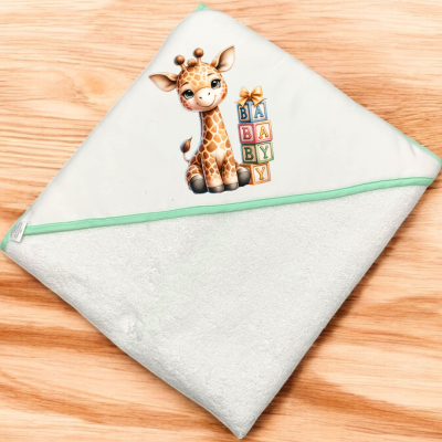 Toalha de bebé branca com borda verde claro e estampa de girafa com blocos coloridos
