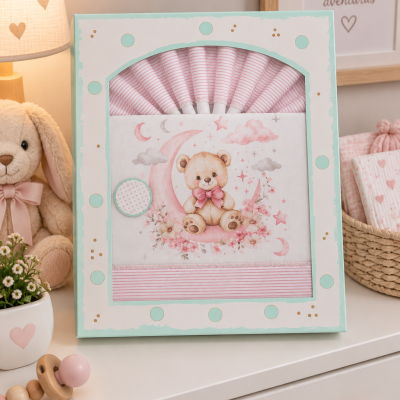 Caixa de roupa de bebê com ursinho e padrão listrado cor-de-rosa