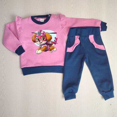 Conjunto de roupa infantil rosa e azul com estampa de personagem de desenho animado