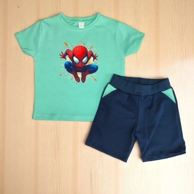 Conjunto infantil de t-shirt verde água com Homem-Aranha e calções azul escuro