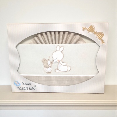 Conjunto para bebé com bordado de coelho e pato em caixa creme com riscas