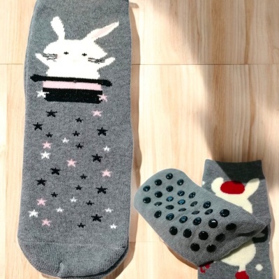Meias cinzentas com desenhos de coelhos e estrelas, sola antiderrapante com pontos pretos