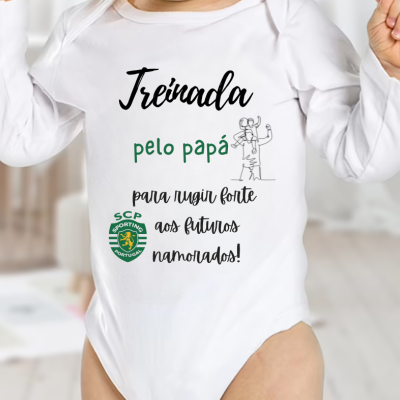 Body branco de bebé com texto e logo do SCP